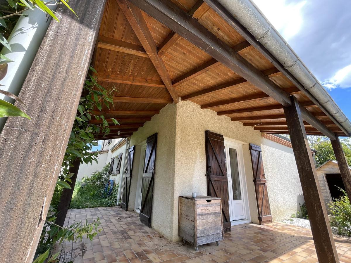 Carport avant rénovation, bois brut et vieilli