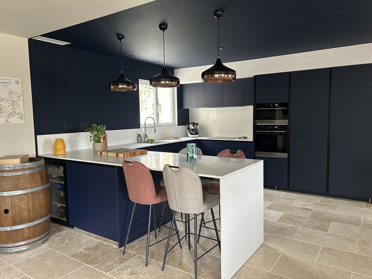 Cuisine bleu nuit, autre angle