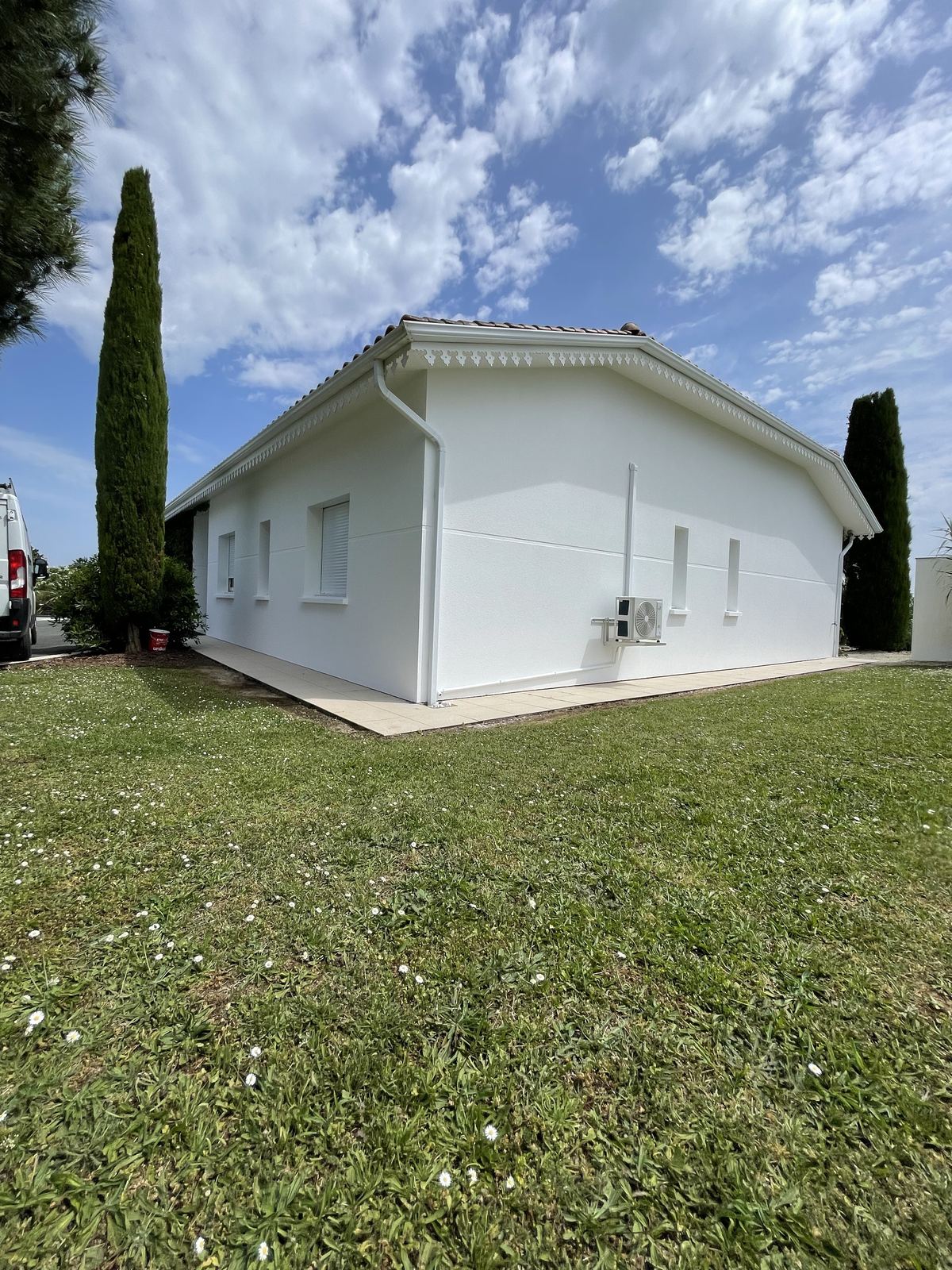 Façade blanche, finition extérieure
