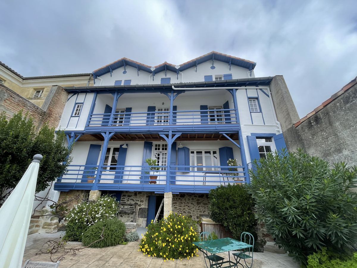Maison avec balcons et volets bleus