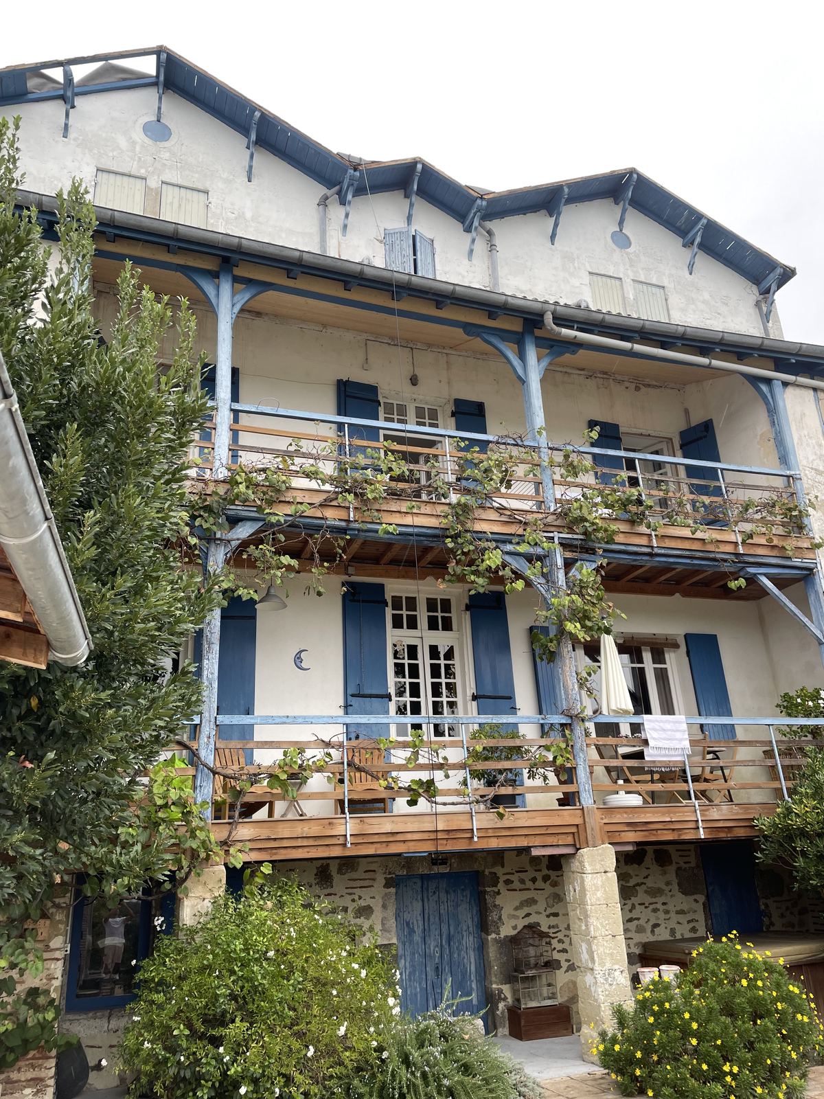 Maison avec volets anciens