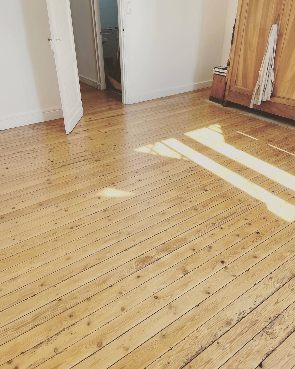 Vitrification de parquet ancien, pièce attenante